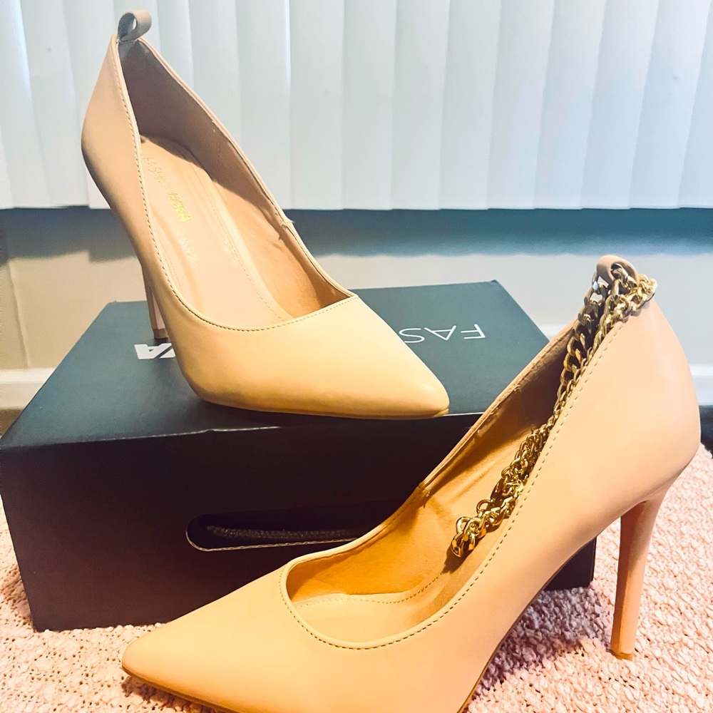COPY - Nude Pumps W/Removable Ankle chain